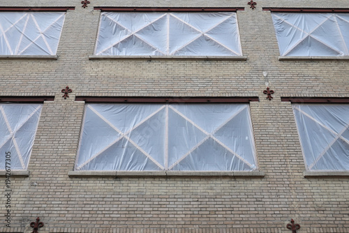 Fenêtres étayées  et cachées pour la restructuration d'un bâtiment industriel