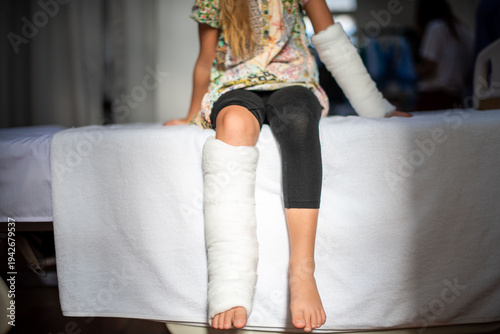 Tableau sur toile Child with arm leg casts