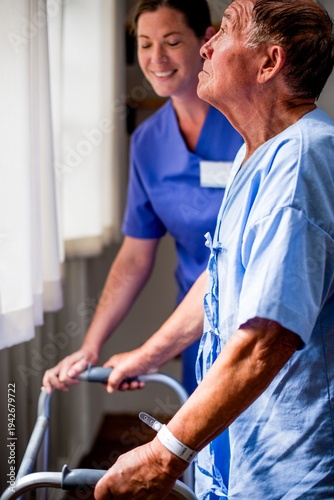 Fotografi Elderly care with supportive assistance