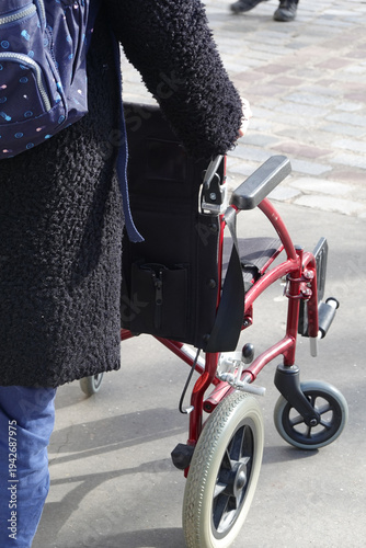 Femme qui pousse un fauteuil roulant pour réapprendre à marcher