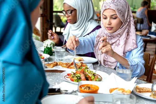 Canvas-taulu Friends enjoying delicious meal together.