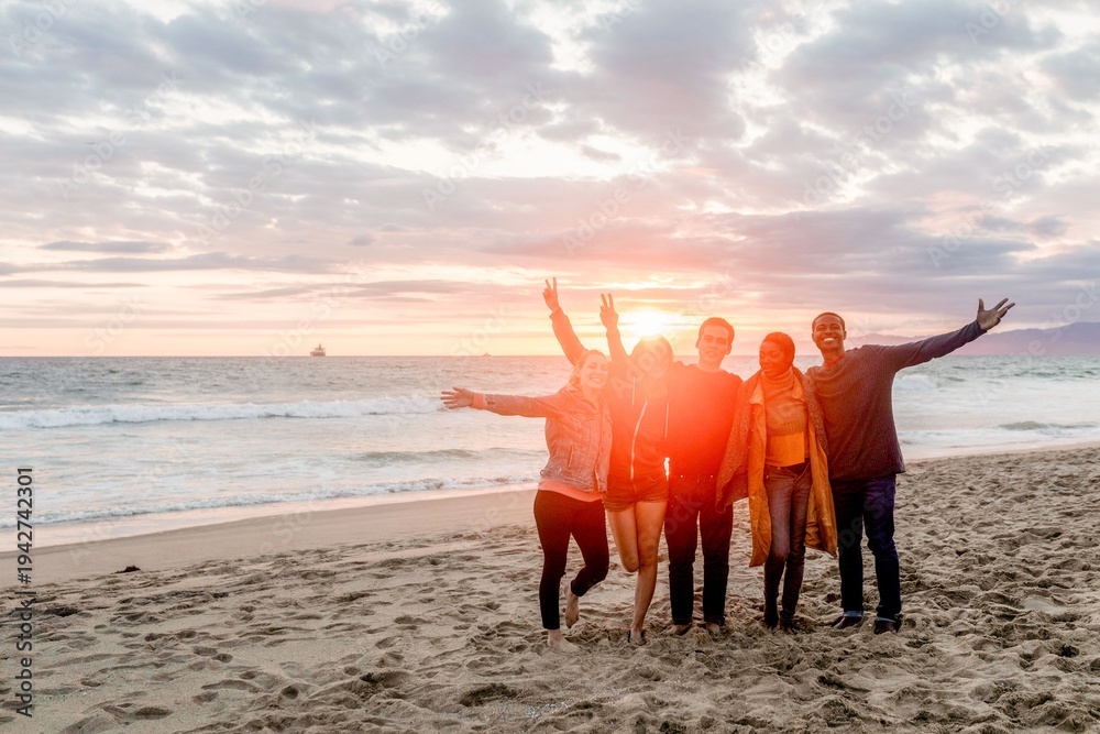 Fototapeta premium Friends enjoying sunset beach