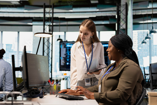 Schilderij op canvas Friendly IT expert teaching intern to use artificial intelligence