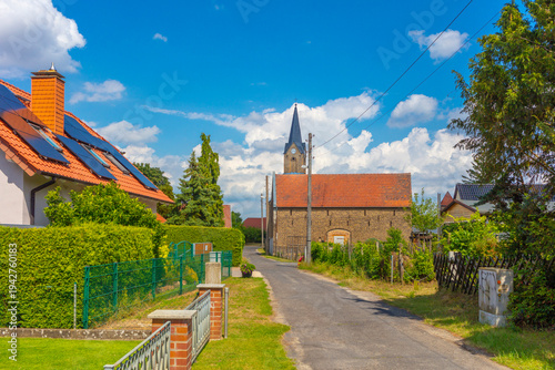 Brandenburg Dorfstrasse in der Gemeinde Kagel / Gerünheide mit historischer Dorfkirche (Schinkel Schule) - Großraum Erkner. Brandenburger Dorfleben wohnen im Bundesland Brandenburg - Berliner Umland