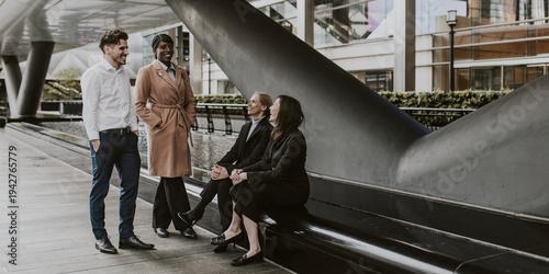 Cuadro en lienzo Group of professionals in business attire conversing outdoors