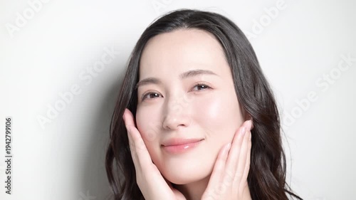 黒髪が綺麗で若い女性の艶や透明感のあるビューティーイメージ　カメラ目線でうっとりする動画