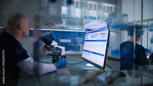 Konstfotografi Research work in a lab