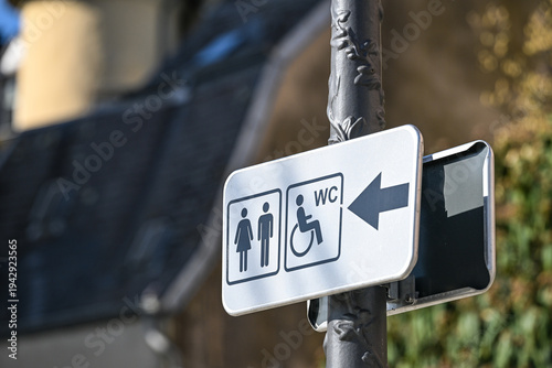 WC toilettes acces flechage