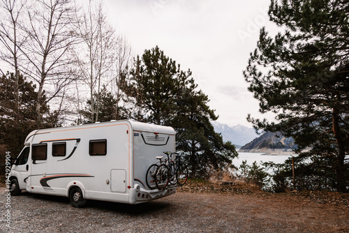 Foto Camping car en pleine nature au bord de l'eau