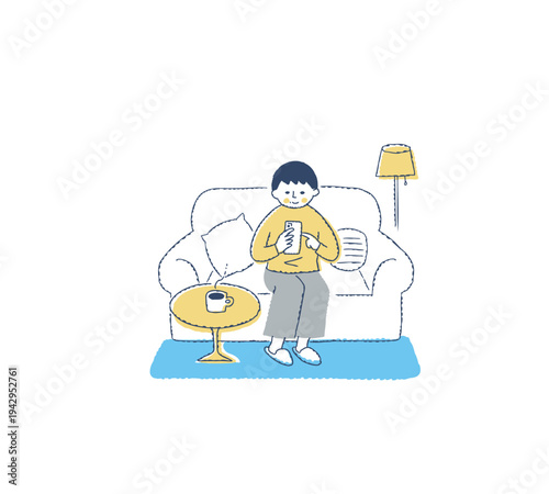 ソファに座ってスマホを操作する女性　