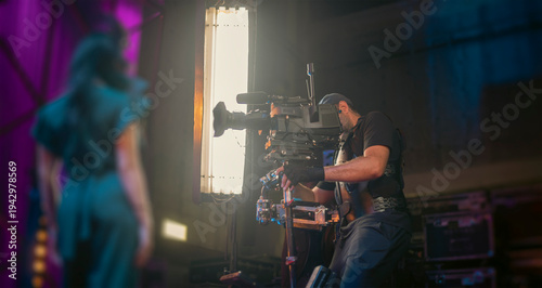 Foto Steadicam Operator Filming Beautiful Woman in Studio with Copy Space