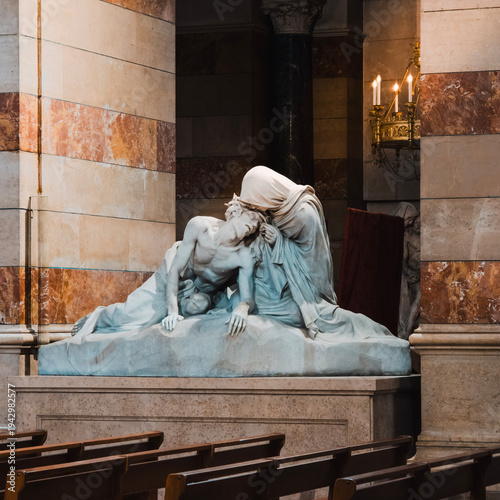 Canvas-taulu Marble sculpture of a religious lamentation scene in a church