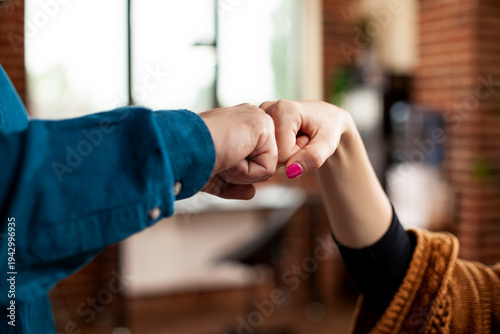 Foto Closeup of hands exchanging fist bump in office, symbolizing unity and cooperation between partners