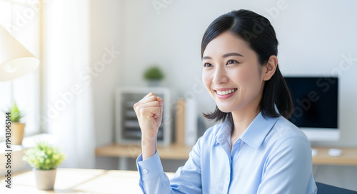 Wallpaper Mural 仕事でガッツポーズする日本人女性：オフィスのビジネス・目標達成 Torontodigital.ca