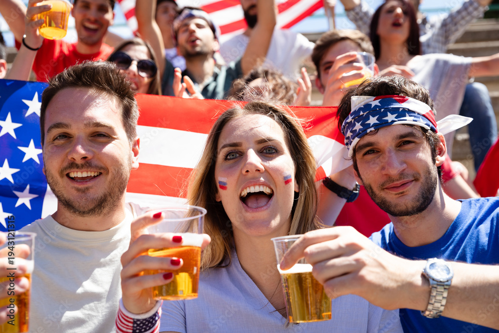 Obraz premium American fans cheering with US flag and beer