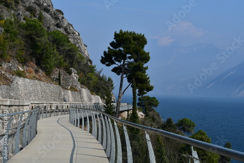 Die Ciclopedonale ein bekannter Fuß- und Radweg bei Limone sul Garda