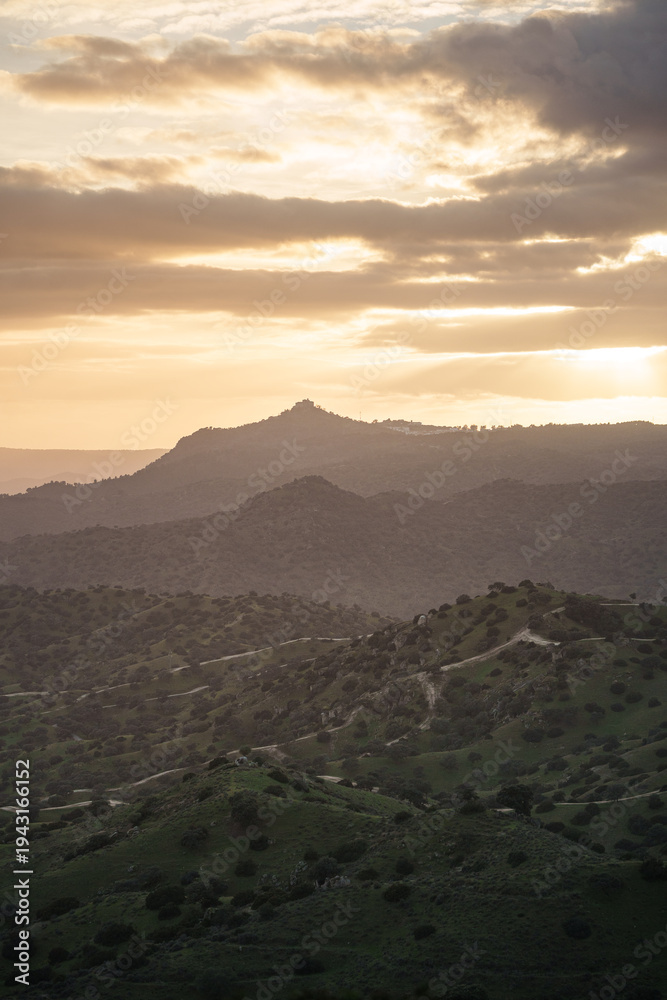 Naklejka premium Golden Sunset Over Sierra Morena Mountains