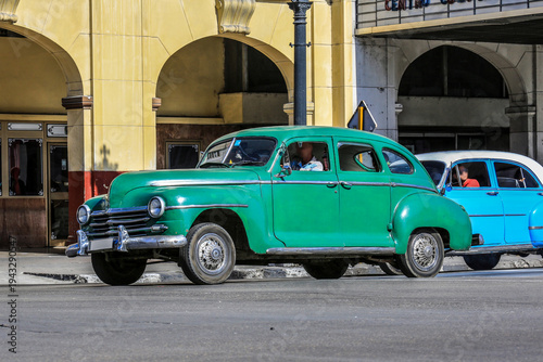 Schöner grüner Oldtimer auf Kuba (Karibik)