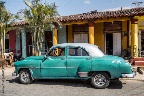 Schöner grüner Oldtimer mit weißem Dach auf Kuba (Karibik)