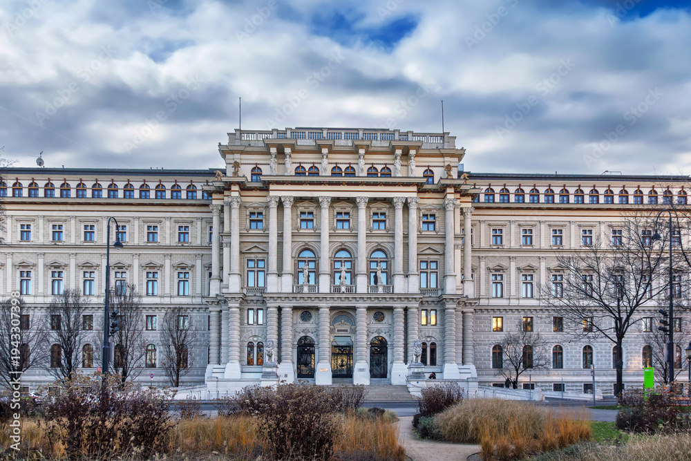 Obraz premium Facade of the Palace of Justice in Vienna, Austria