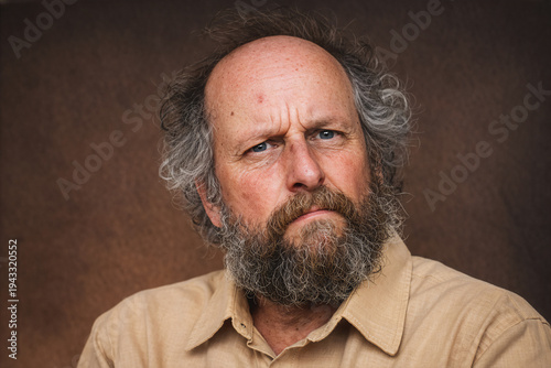 Nahaufnahme eines Mannes mit fragendem und misstrauischem Blick
