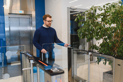 Foto Employee accessing secure office building turnstile system