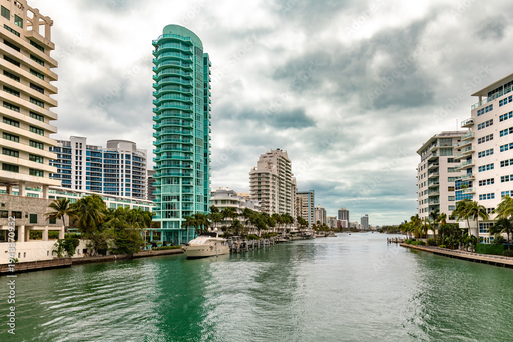 Fototapeta premium Indian Creek in Miami Beach serves as a waterway flanked by dense residential development featuring various architectural styles