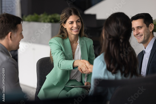 Photos Supportive female business coach shake hands with office worker on corporate tea