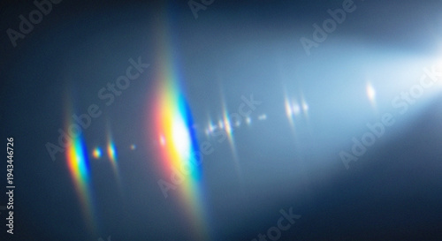 Foto A beam of light with rainbow colors shining through a dark space with lens flare