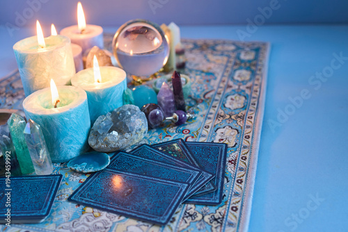 Fotografía Tarot cards, crystals, and candles for divination