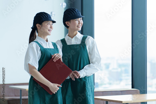 Foto 飲食店で働く女性従業員のポートレート