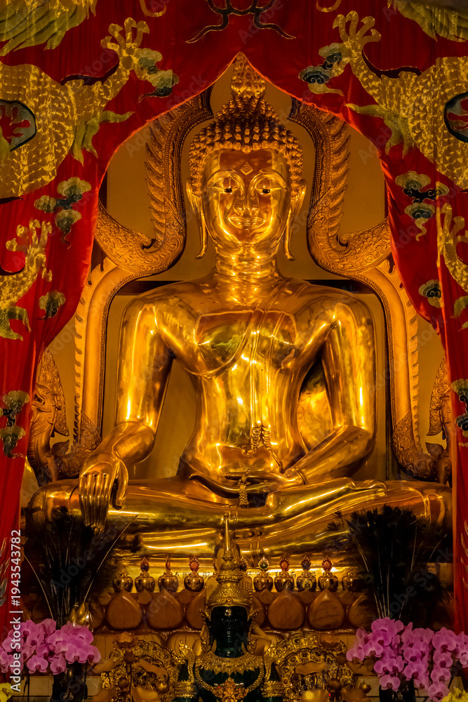 Obraz premium The Golden Buddha Statue in Thai temple