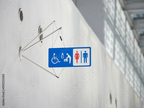 日本の都市のトイレの標識の様子