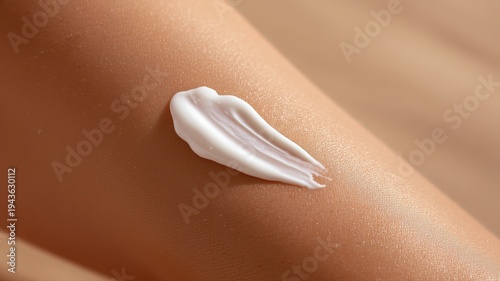 肌に塗られた白いクリームのアップ。スキンケアや保湿のイメージ素材