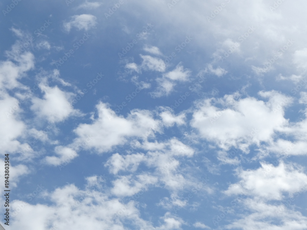 Fototapeta premium 雲の多い春の青空