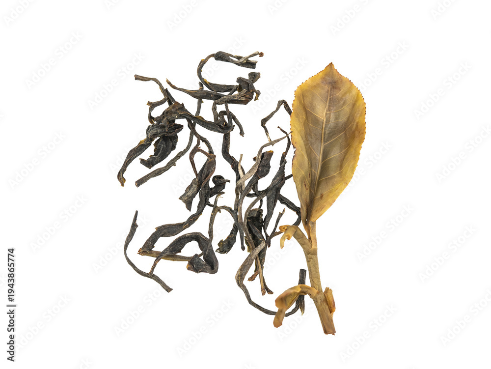 Obraz premium Dried loose tea leaves with a single golden-brown leaf on Transparent background, isolated close-up, minimal composition for herbal tea, wellness, and natural product concepts.