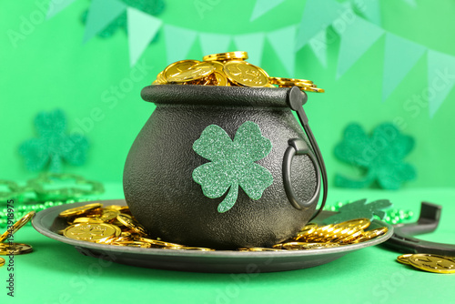 Pot with gold coins and clo...