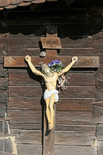 Fotografía A crucifix on the outer wall of the wooden chapel of Saint Martin in Stari Brod,