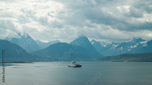 Foto White passenger ferry sailing in majestic Norwegian fjord with mountains and co