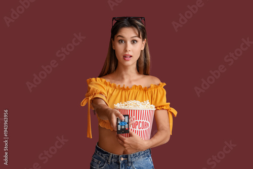 Shocked young woman in 3D g...