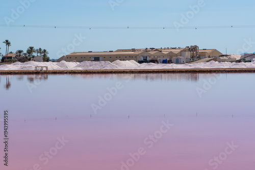 Foto Pink salt lagoon and evaporation ponds in Salinas de San Pedro del Pinatar Natural Park, Murcia, Spain