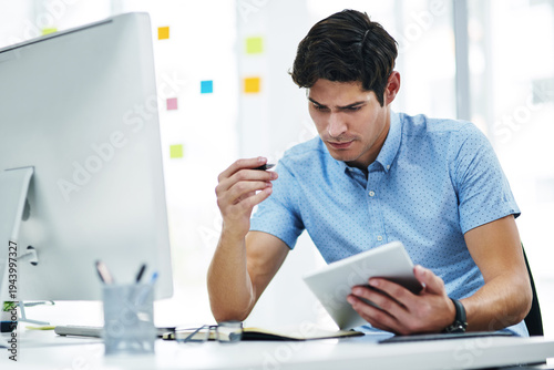Foto Thinking, investor and man with anxiety, tablet for investment error and stock market crash