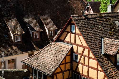 Blick vom Wehrgang der Stadtmauer von Rothenburg ob der Tauber auf die mittelalterlichen Häuser in der Altstadt, Bayern, Deutschland