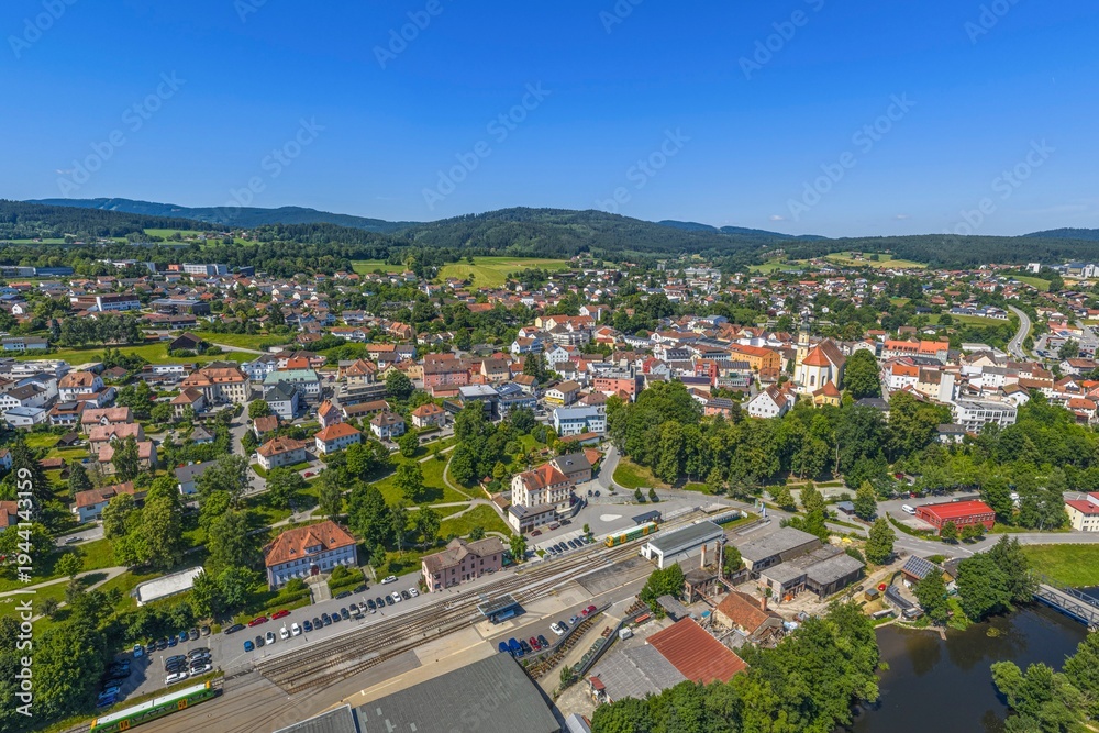 Obraz premium Ausblick auf den Luftkurort Viechtach am Schwarzen Regen im Naturpark Bayerischer Wald im Sommer