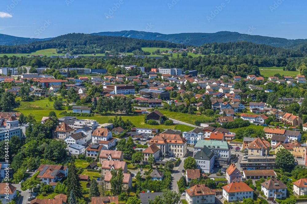 Obraz premium Die Stadt Viechtach im niederbayerischen Kreis Regen in der Region Donau-Wald aus der Vogelperspektive