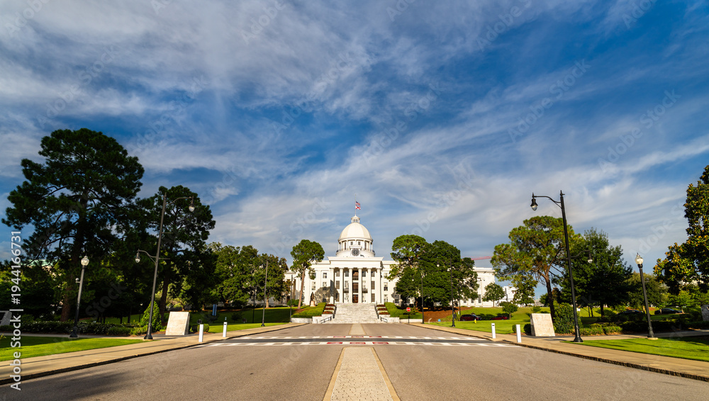 Obraz premium A wide angle view of the historic Alabama State Capitol building with its white dome and neoclassical architecture from Dexter Avenue in Montgomery, United States