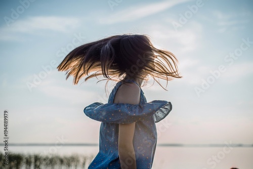Φωτογραφία Hair Flip Motion in Golden Sunset Light
