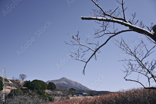 快晴の空の下の高千穂峰
