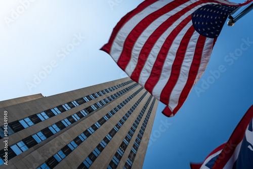 Le drapeau américain devant le Rockfeller Building