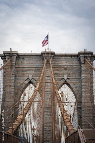 Pont de Brooklyn en symétrie avec le drapeau américain au milieu